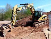 CAT 323 D steht an der Laugenleitungsbaustelle der Firma K&S in der Gemarkung von 36100 Petersberg-Marbach, April 2013
