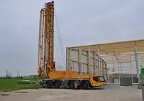 Beim Hallenbau in Neuss ist dieser Liebheer Autokran MK 88 eingesetzt. Sonntag 21.4.2013