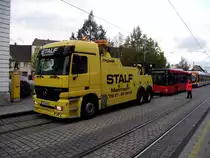 Mercedes Benz Actros schleppt einen MAN Bus in Ludwigshafen Oggersheim ab am 18.09.11