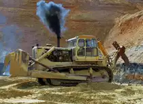 Caterpillar D9G bläst Dieselrauchwolke bei fahrtrichtungswechsel ab.Baumaschinen und Kippertreffen am 13.04.2013 in Kiesgrube Davids (Geilenkirchen).