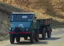 Hart arbeitender Unimog 411 mit M�ller/Mitteltal Anh�nger auf der Steigungungstrecke aus der Kiesgrube Davids(Geilenkirchen)am 13.04.2013 beim NVG Kippertreffen.