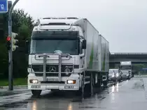 MB Actros MP1 H�ngerzug mit K�hlaufbau der Fa.  Vion  unterwegs an der AS Crailsheim, 04.09.2009