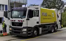 Am 16.04.2010: ein MAN Kehrrichtabfuhrwagen der Firma Frei aus Kloten Schweiz im Einsatz f�r die Stadt Uster.