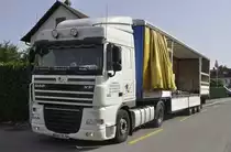 Ein DAF XF Sattelschlepper am 16.04.2010 beim entladen von Garagentoren in Uster, Schweiz.