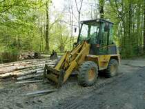 Kramer Radlader mit Palettengabel steht in der Fasanerie, Wiesbaden im April 2013
