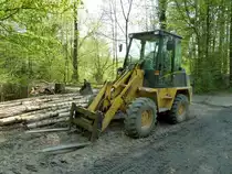 Kramer Radlader mit Palettengabel steht in der Fasanerie, Wiesbaden im April 2013
