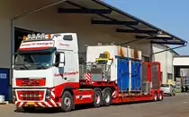 Volvo FH16 - 700 der niederl�ndischen Fa. Voortman VD Demontage b.v. mit Tiefbettsattelauflieger beladen mit zwei Anlass�fen, bei einem Firmenumzug. 
Hier am 24.04.2013 in Herdorf

Obwohl ich Mitarbeiter der umziehenden Firma bin, ist die Aufnahme vom �ffentlichen Grund gemacht (Ich bin einen Schritt vom Firmengel�nde getreten).
