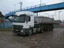 Mit Kies beladener Mercedes Kipper,am 16.April 2013,am Bahnhof in Bergen/R�gen.