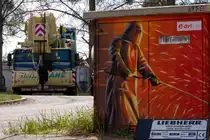 Brandneuer Liebherr Kran mit eingef�gtem Fabrikschild am Trafoh�uschen, das ein heisses Motiv hat. - 28.04.2013