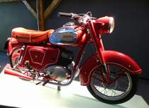 Ravat R6 2T Typ154, Baujahr 1955, 1-Zyl.-Motor mit 125ccm, Besonderheit waren die 16-Zoll Alur�der, Motorradscheune Bantzenheim, April 2013 