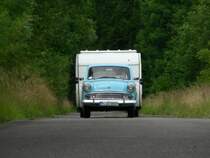 da rollt er heran, Moskwitsch 407 mit seinem Queck Junior am Haken, 7. Internatinalen Ostblock Fahrzeugtreffen in Ptnitz am 06.07.2008 