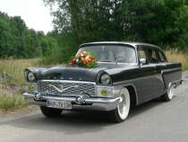 standesgemer geht es wohl kaum!
Hochzeit in Ptnitz, am 06.07.2008 beim 7. Internatinalen Ostblock Fahrzeugtreffen mit stillechten Tschaika + Fahrer, ein russischer  Offizier 