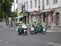 Kleiner Plausch zwischendurch. Motorradpolizisten zur Absicherung der Fahrradsternfahrt in Berlin am 3.6.2007, hier in der Weitlingstrae in Lichtenberg. Beim Motorradtyp (BMW) msste mir mal jemand helfen :-)