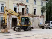 KOMATSU 130ES, ist in Opatija zum Abri� eines Geb�udes vorgesehen; 130425