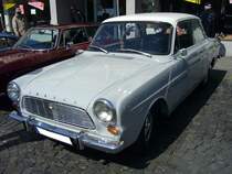 Ford Taunus P4 12M. 1962 - 1966. Der P4 wurde bei Ford/USA unter dem Namen  Cardinal  als Konkurrenz zum VW K�fer entwickelt. Allerdings wurde dieses Projekt in Dearborn nicht umgesetzt, sondern die Produktion  an Ford/Deutschland abgegeben. Der 12M hat Vorderradantrieb und ist mit einem V4-motor ausger�stet, der wahlweise mit 1.183 cm� oder 1.498 cm� geordert werden konnte. Das Leistungsspektrum lag dann zwischen 40 PS beim 1.2l und 50, 55 oder gar 65 PS beim 1.5l Motor. 6. Kettwiger Oldtimerfr�hling am 01.05.2013.