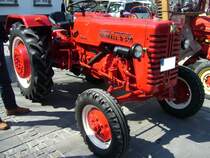 McCormick - International D-320 Farmall. 1956 - 1959. DerTypenbezeichnung D-320 kann man entnehmen, das es sich um einen 3-Zylinderdieselmotor mit 20 PS handelt. Der Hubraum betr�gt 1.631 cm�. Von diesem Modell wurden ca. 13.300 Einheiten produziert. 6. Kettwiger Oldtimerfr�hling am 01.05.2013.