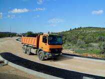 ACTROS 2554 bringt Asphalt im Kipperaufbau zu einer Stra�enbaustelle im Bereich Biograd; 130423