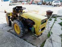 Kleintraktor in nicht mehr bestem Zustand im Hafen von Biograd; 130423