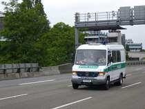 B-7730 der Berliner Polizei sichert die (auch gesperrte) Gegenspur. Am 3.6. war ein Abschnitt der A113 in Berlin-Tempelhof wegen der Fahrradsternfahrt gesperrt.