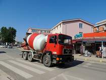 MAN mit Betonmischeraufbau braust durch Međugorje; 1300424