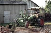 Fendt Gertetrger mit Frontlader und Ladeschaufel bei Bauschuttbeseitigung in 36100 Petersberg-Marbach um 1976