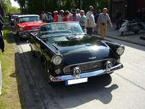 Ford Thunderbird Roadster des Jahrganges 1956. Hier wurde einer von 15.631 T-Birds, die 1956 vom Band rollten abgelichtet. Der V8-motor mit 4.8l Hubraum leistet 200 PS.
Oldtimertreffen kokerei Zollverein am 05.05.2013.
