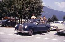 Mercedes Benz 219 auf einem Parkplatz am Wolfgangsee im Jahr 1967