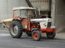 DAVID BROWN-1412 mit Kunstd�ngerstreuer, welcher soeben bei einem Landesproduktenh�ndler  gef�llt wurde; 130502