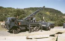 Mercedes Benz 2628 als Kranwagen des BGS (heute Bundespolizei) bei Bergearbeiten auf einem Feldweg der Gemeinde 36419 Wenigentaft, um 1991. Im Vordergrund liegen Fahrbahnplatten des Kolonnenweges der ehem. DDR-Grenze.
