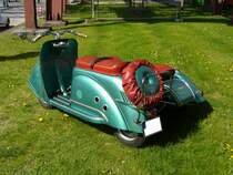 Glas Goggoroller 200 mit Seitenwagen. 1952 - 1956. Bereits 1951 wurden bei Glas die ersten Motorroller (125 cm�)gefertigt. Im Jahr 1952 kamen Roller mit 150 cm� und 200 cm� ins Produktionsprogramm. Die Motoren stammten von ILO. Hier m��te es sich um ein Modell ab 1955 handeln, da der vordere Kotfl�gel schon die modernere Form hat. Oldtimertreffen Kokerei Zollverein am 05.05.2013.