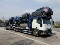 IVECO-TurboTech, steht mit einer Ladung besch�digter PKW´s auf einem Rastplatz bei Zagreb; 130420