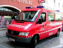 MB-212D  STTZPUNKTFAHRZEUG STRAHLENSCHUTZ  (KDO2 d.FF Aurolzmnster)Bj.1998 steht vor der Neuen Stadtapotheke RIED i.I.; 080705 