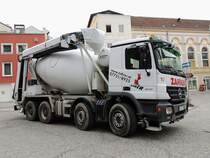ACTROS-4141 mit Abzugf�rderband bringt eine Ladung Beton zu einer Baustelle; 130404