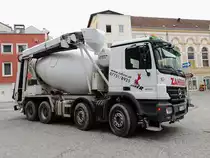 ACTROS-4141 mit Abzugf�rderband bringt eine Ladung Beton zu einer Baustelle; 130404