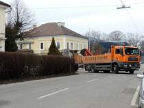 MAN TGA26.460 einer Betonwarenfirma mit Hydraulikkranaufbau ist am Abend wieder Richtung Betriebsst�tte unterwegs;  130328