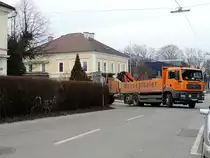 MAN TGA26.460 einer Betonwarenfirma mit Hydraulikkranaufbau ist am Abend wieder Richtung Betriebsst�tte unterwegs;  130328