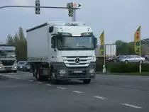 Mercedes beim �berqueren einer Kreuzung,am 08.Mai 2013,bei Bergen/R�gen.