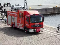 MAN Feuerwehrfahrzeug in Kopenhagen am 23.04.13 bei einer �bung im Hafen.