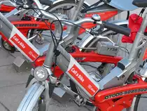 In den Farben der DB: rot-weisse Call-a-Bike-R�der in Stuttgart. 12.4.2013, Marienplatz