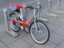 e-Call-a-Bike (Pedelec). In Stuttgart und Aachen k�nnen Call a Bikes mit Elektrounterst�tzung ausgeliehen werden. Farbige Signalleuchten signalisieren den Ladezustand, spezielle Abstellanlagen verf�gen �ber ein Ladekabel. Unterst�tzt wird bis 25 km/h, damit handelt es sich rein rechtlich um ein Fahrrad (ohne F�hrerschein- oder Helmpflicht). 12.4.2012, Marienplatz, Stuttgart