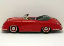 Replica des ber�hmten Distler-Fernlenkautos aus chinesischer Produktion. Unterschiede zur Originalserie sind kaum festzustellen. Alles sieht aus und funktioniert  wie damals . Fotografiert im Mai 2013