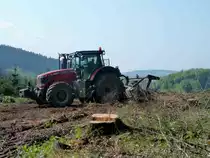 MF 8650 mit Mulchger�t unterwegs in einem Waldabschnitt von Hessen-Forst Revierf�rsterei Marbach, im Mai 2013