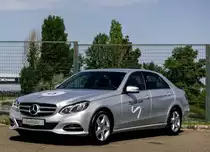 Mercedes-Benz E-Klasse (Modelljahr ab 2013)parkiert auf dem Hungaroring zwischen zwei VIP-Fahrten am 05.05.2013