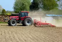 Allradschlepper Case 7250, wirbelt viel Staub auf bei der Saatbettbereitung, April 2012