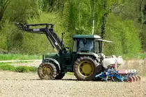 John Deere 2140, mit hydraulischem Frontheber und angeh�ngter Drillmaschine, April 2013