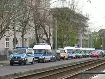 Verschiedene Polizeifahrzeuge, darunter ein Polizeikrankenwagen der Bundespolizei, am 1.5.2013 in der Treskowallee in Berlin.