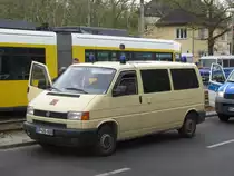 Bundespolizeifahrzeug in beiger Lackierung - VW T4 mit dem Kennzeichen BP 26-608 am 1.5.2013 zur Absicherung typischer 1.-Mai-Demos. Treskowallee, Berlin Karlshorst