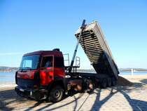 IVECO-TurboStar liefert eine Ladung Grobkies an den Strand bei Biograd; 130423