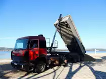 IVECO-TurboStar liefert eine Ladung Grobkies an den Strand bei Biograd; 130423