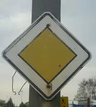 Vorfahrtsschild auch noch ein Überbleibsel aud DDR-Zeiten. Man sieht bei den Schildern beim Verblassen schön wie sie damals noch handbemalt wurden. Nordhausen 11.05.2013